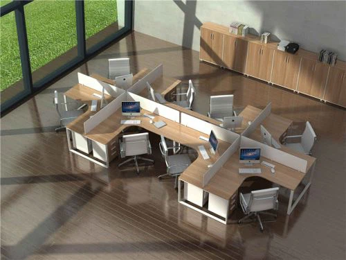 4人のオフィススタッフテーブル